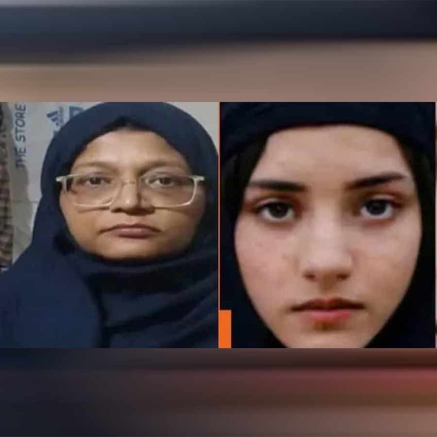 (বাঁ দিকে)  শাহীন সিদ্দীকী এবং আফিরাহ্ বিবি (ডান দিকে)।