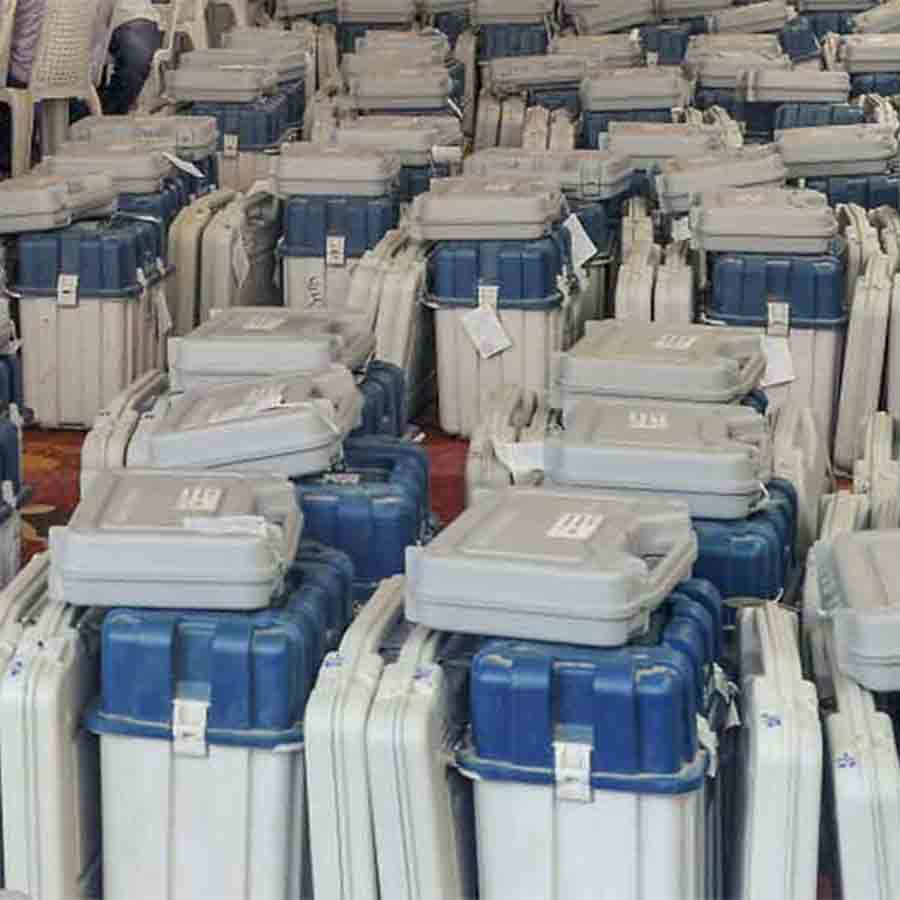 স্ট্রংরুমে রাখা ইভিএম। শুক্রবার সকাল ৮টা থেকে গণনা শুরু হয়েছে বিহারে।