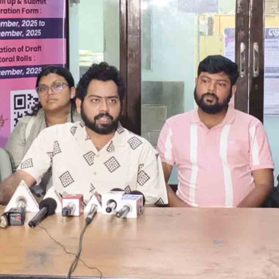 রাজ্যের মুখ্য নির্বাচনী আধিকারিকের (সিইও) দফতরে বাম ছাত্র সংগঠনগুলির প্রতিনিধিরা।