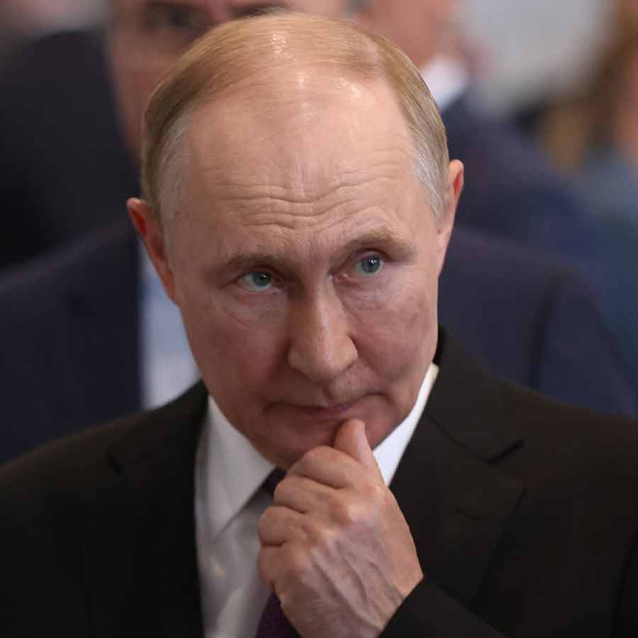 Russian president Vladimir Putin's swollen and sore hand have reignited speculation of his health problem dgtl