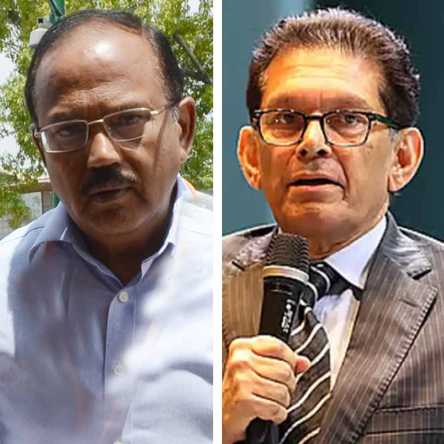 (বাঁ দিকে) ভারতের জাতীয় নিরাপত্তা উপদেষ্টা অজিত ডোভাল এবং বাংলাদেশের জাতীয় নিরাপত্তা উপদেষ্টা খলিলুর রহমান।