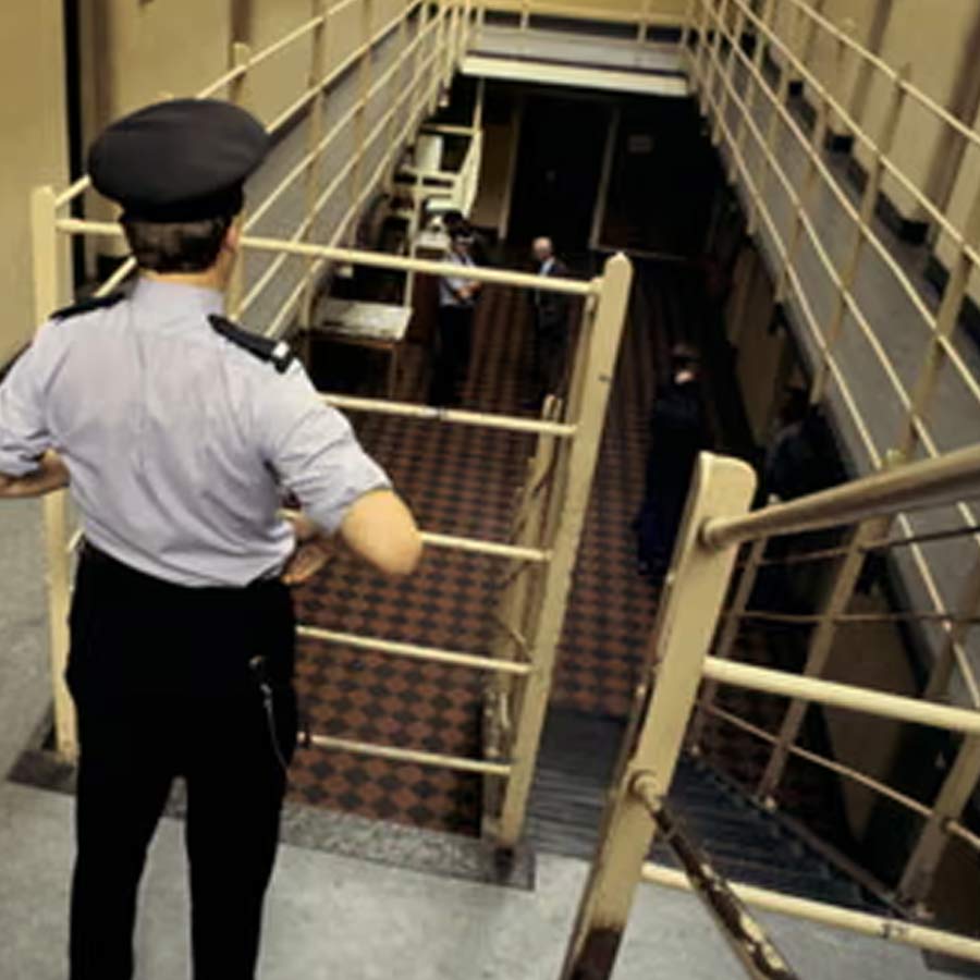 UK PM Keir Starmer government admits more than 250 notorious prisoners were released mistakenly from jail 