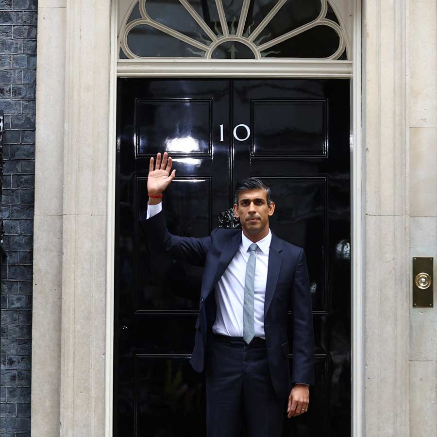 UK PM Keir Starmer government admits more than 250 notorious prisoners were released mistakenly from jail 