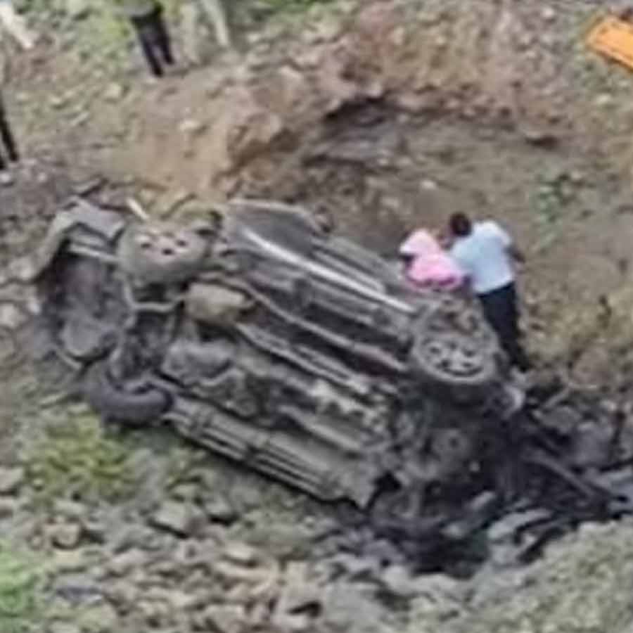 Car loses control in Delhi-Mumbai expressway, plunges into ditch, several died dgtl