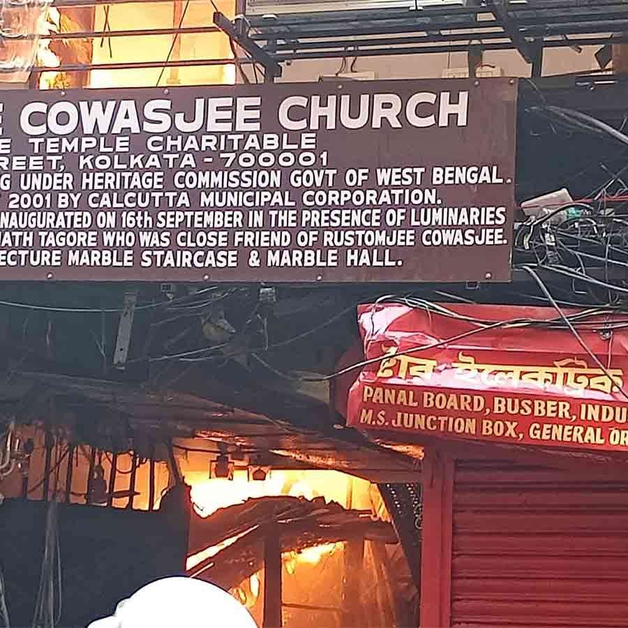 আগুন ছড়িয়ে পড়েছে একাধিক দোকানে। শনিবার।