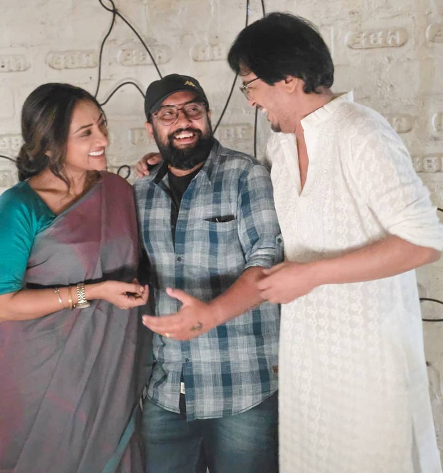 শুটিংয়ের ফাঁকে পায়েল রায়, পরিচালক শৌভিক ভট্টাচার্য, ঋজু বিশ্বাস।