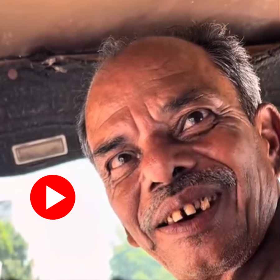 an auto driver astonished Australian travel vlogger by speaking fluent english