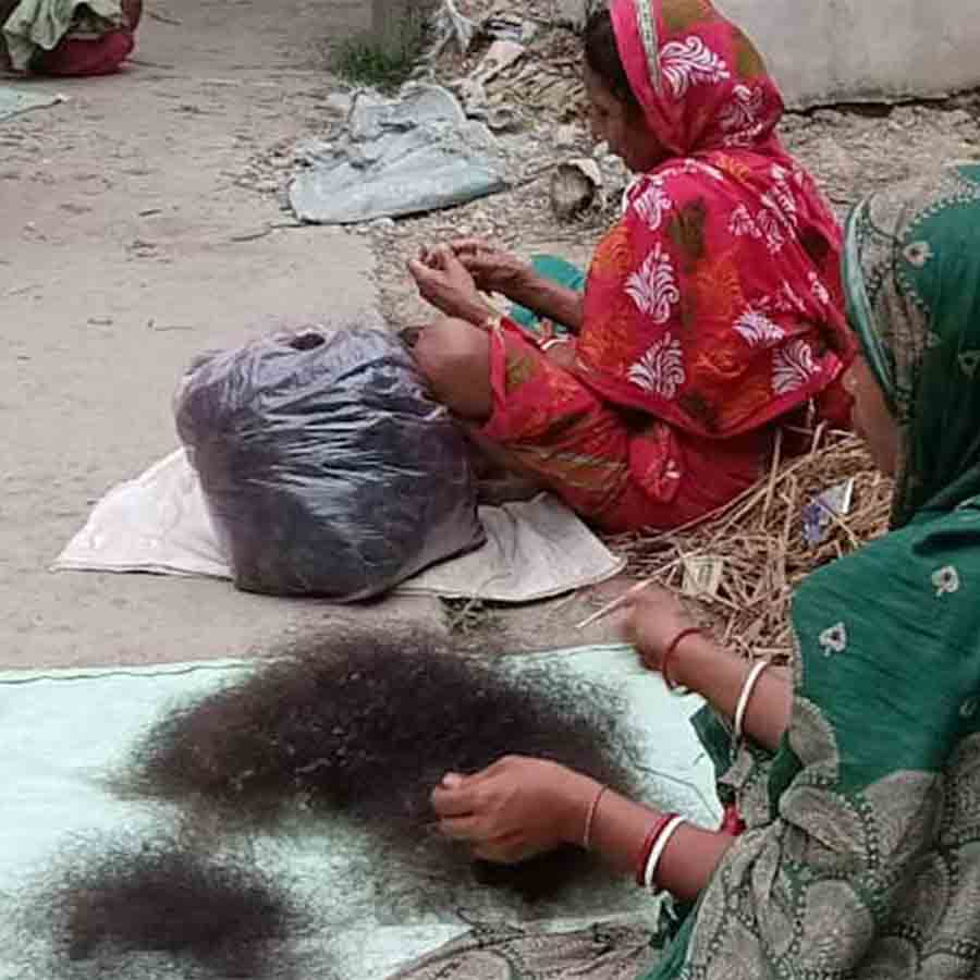 চলছে চুল ছাড়ানোর কাজ।