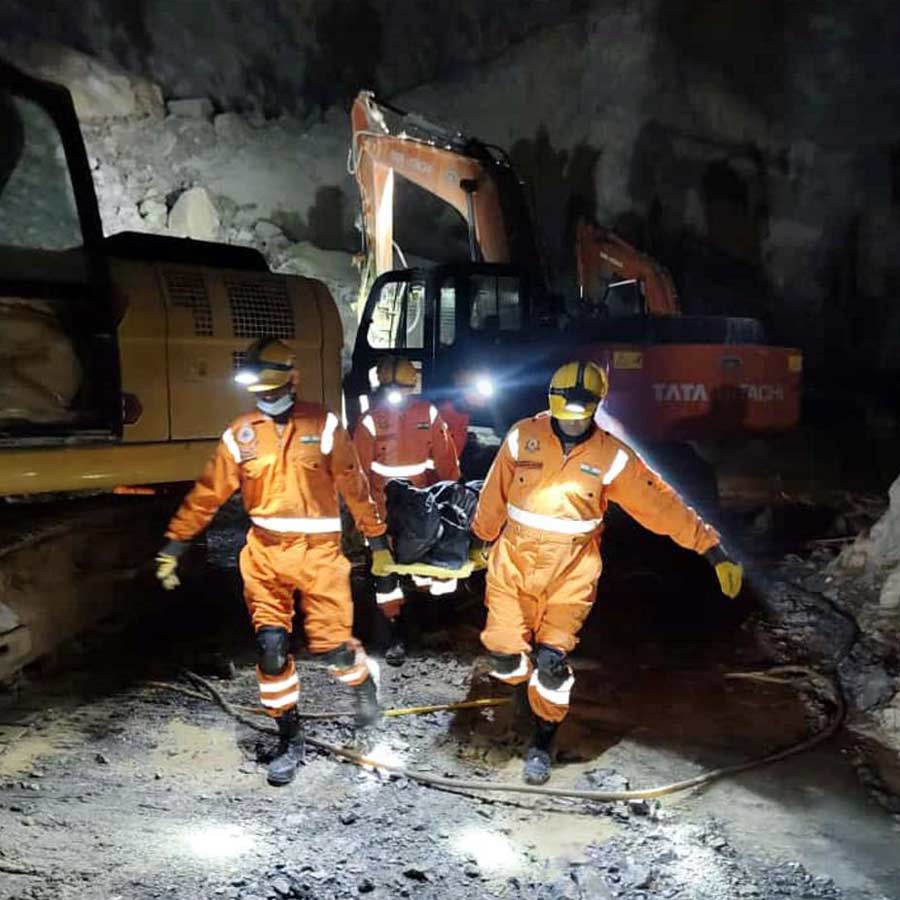 উদ্ধারকাজ চলছে সোনভদ্রের পাথর খাদানে।