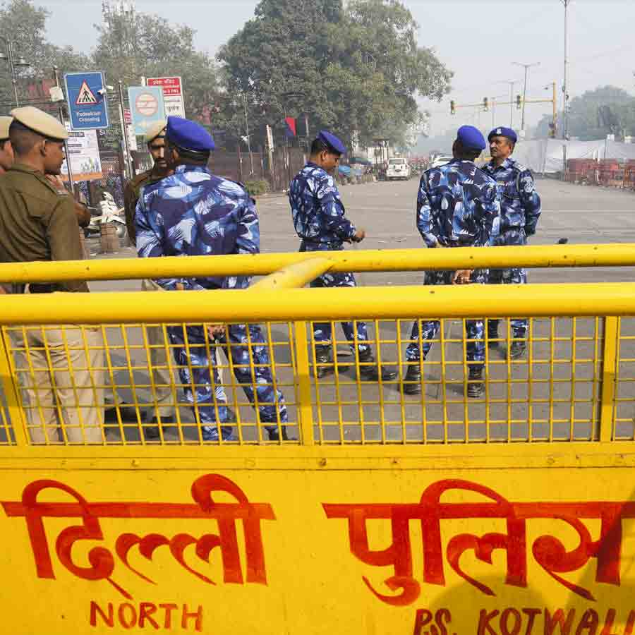 বিস্ফোরণস্থলে দিল্লির পুলিশকর্মীরা। ছবি: পিটিআই।