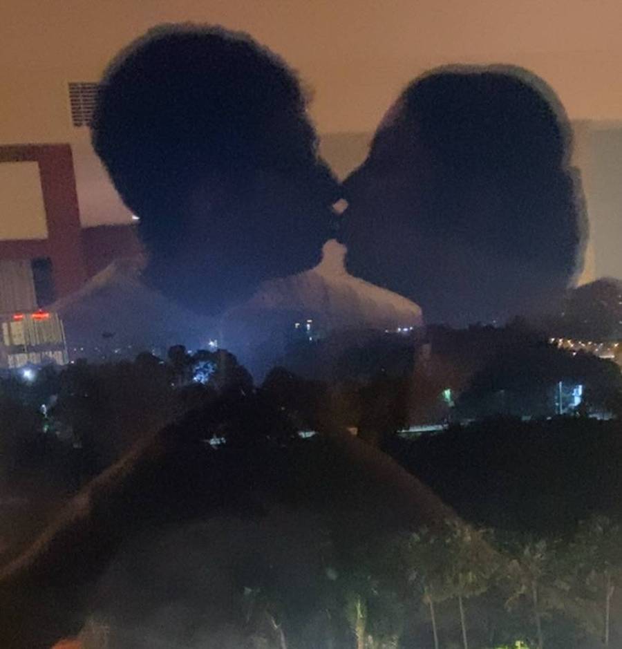 কাঞ্চন-শ্রীময়ীর চুম্বনের ছবি।