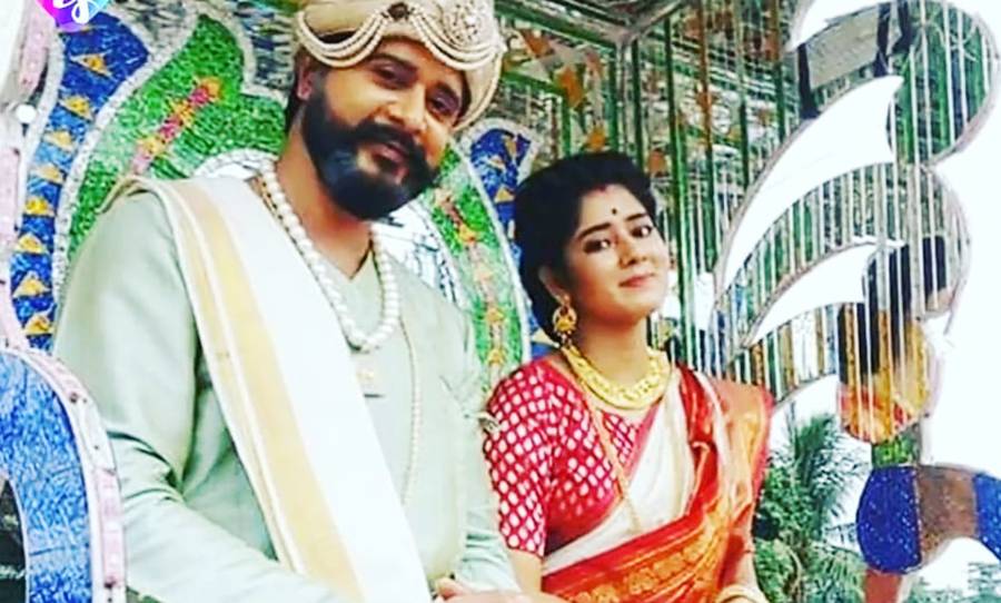 শুটিংয়ের ফাঁকে গাজ়ী আব্দুন নূর আর দিতিপ্রিয়া রায়।