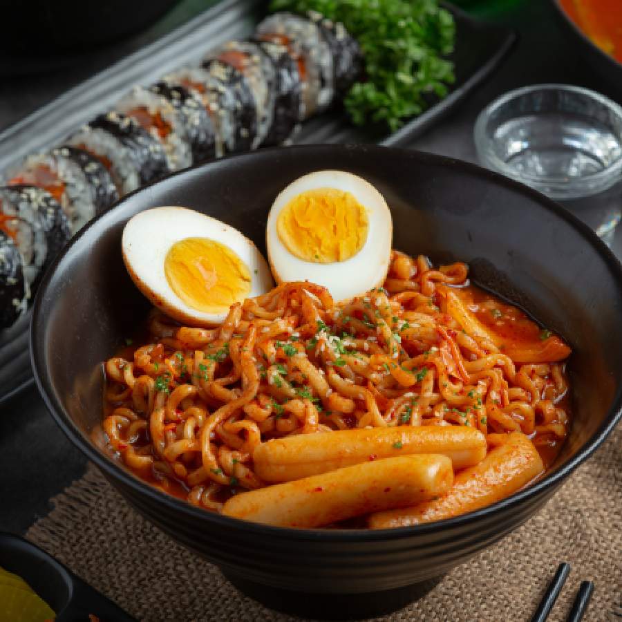 হাতের কাছে যে নুড্‌লস আছে তাতেই জুড়ুক কোরিয়ার স্বাদ।