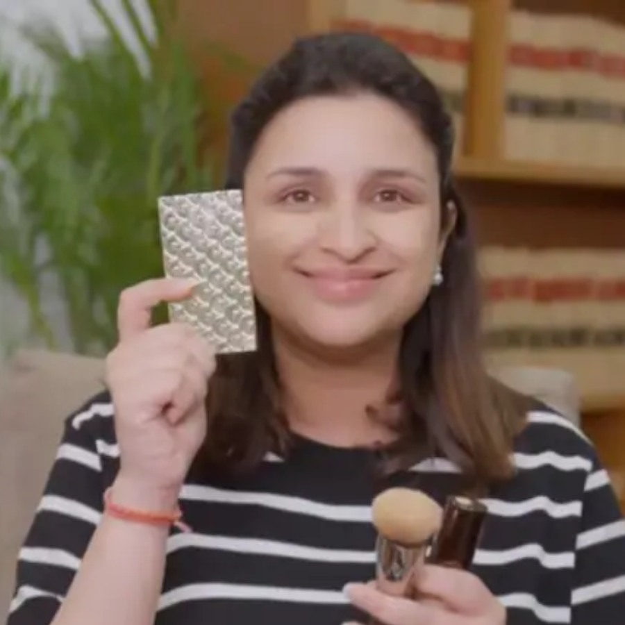 পরিণীতি চোপড়া শেখালেন মেকআপ।