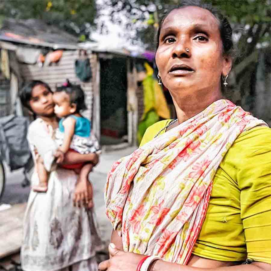 আগুনে পুড়েছে ভোটার কার্ড। তাই চিন্তায় দুর্গাপুর সেতুর নীচে বসবাসকারী বেবি দাস।