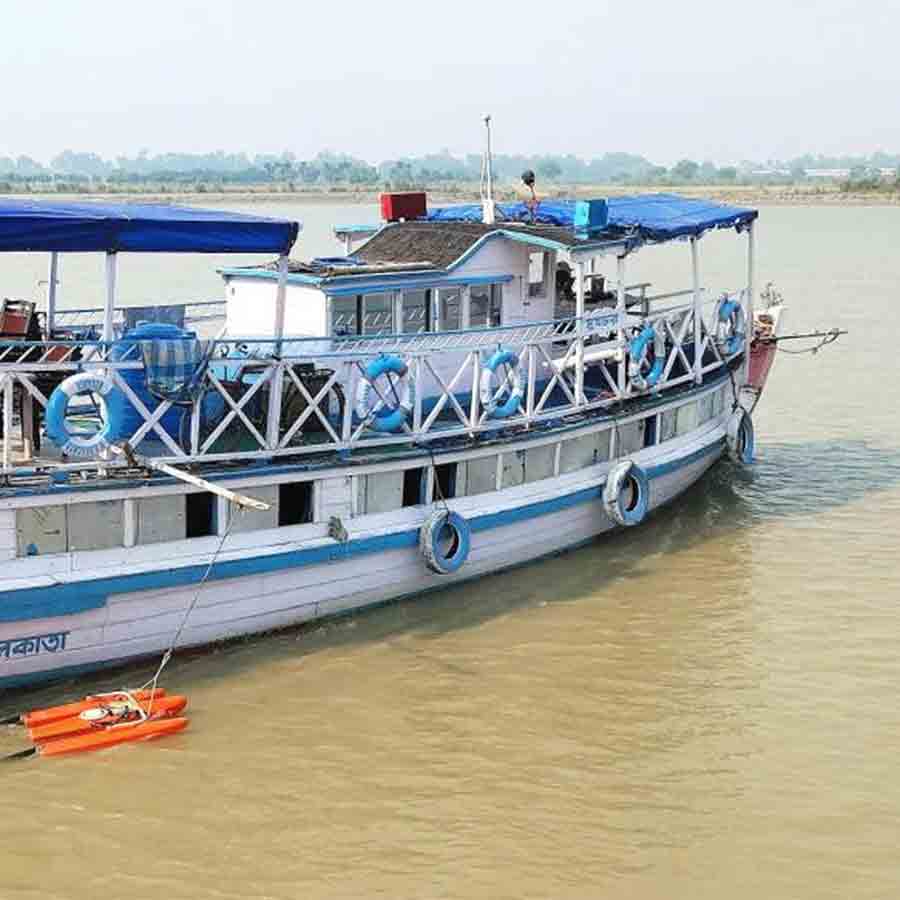 এসিডিপি যন্ত্র দিয়ে গঙ্গার গভীরতা মাপার কাজ চলছে।