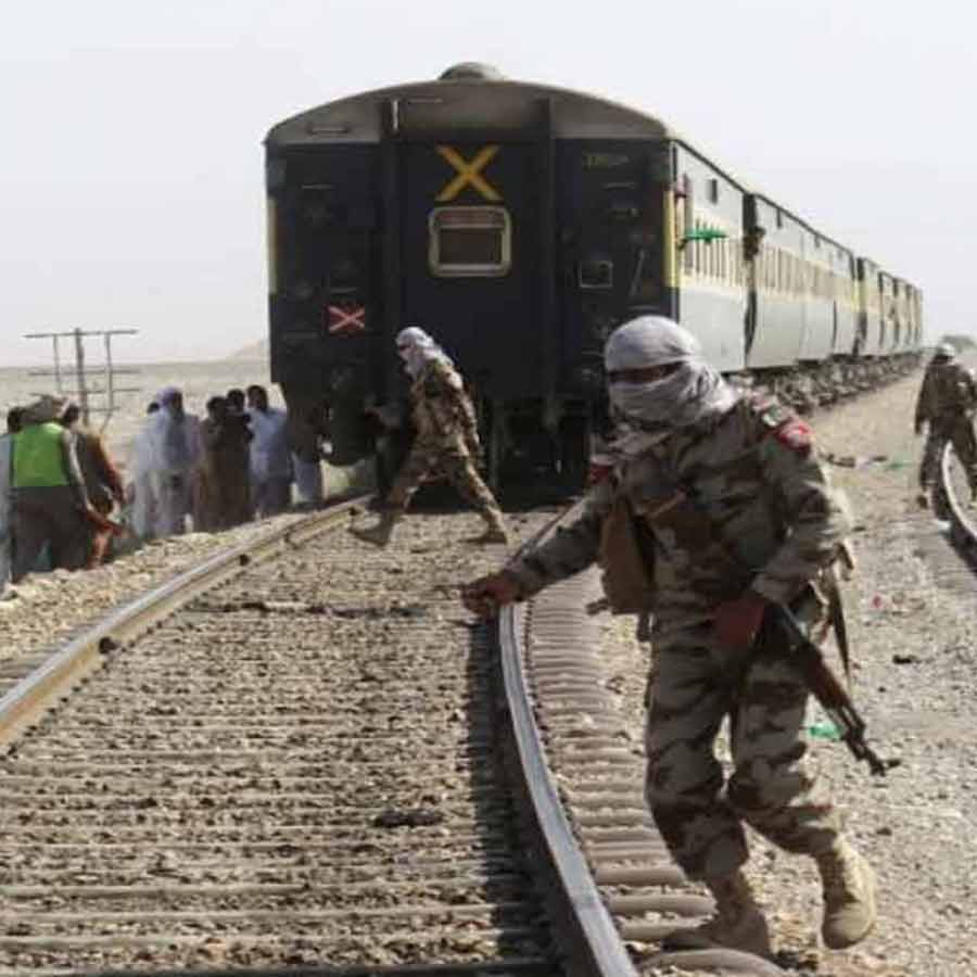 Jaffer Express in Pakistan again under attack dgtl