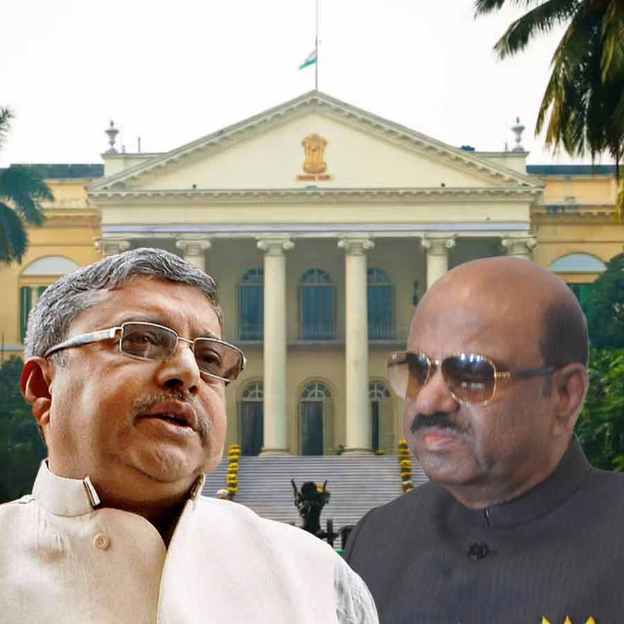 (বাঁ দিকে) কল্যাণ বন্দ্যোপাধ্যায়। রাজ্যপাল সিভি আনন্দ বোস (ডান দিকে)