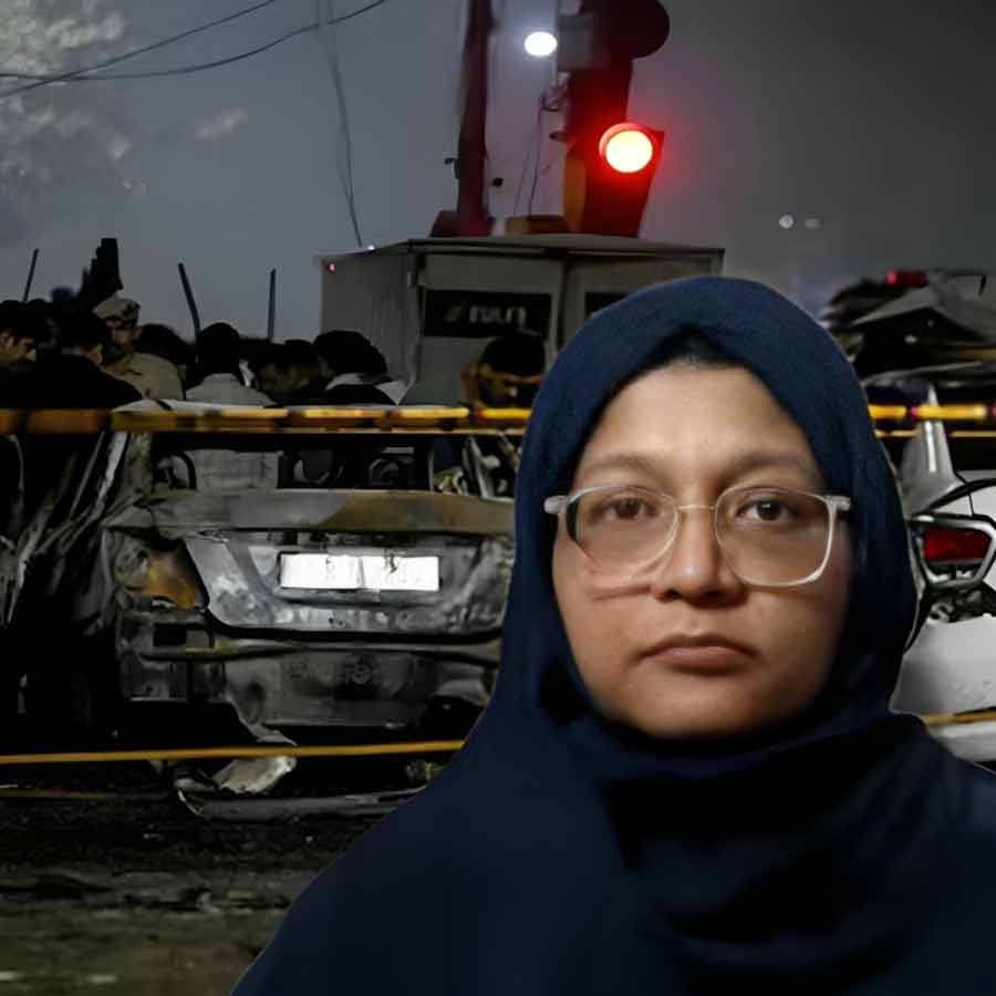 দিল্লি বিস্ফোরণকাণ্ডে অভিযুক্ত চিকিৎসক শাহীন সইদ। গ্রাফিক: আনন্দবাজার ডট কম।