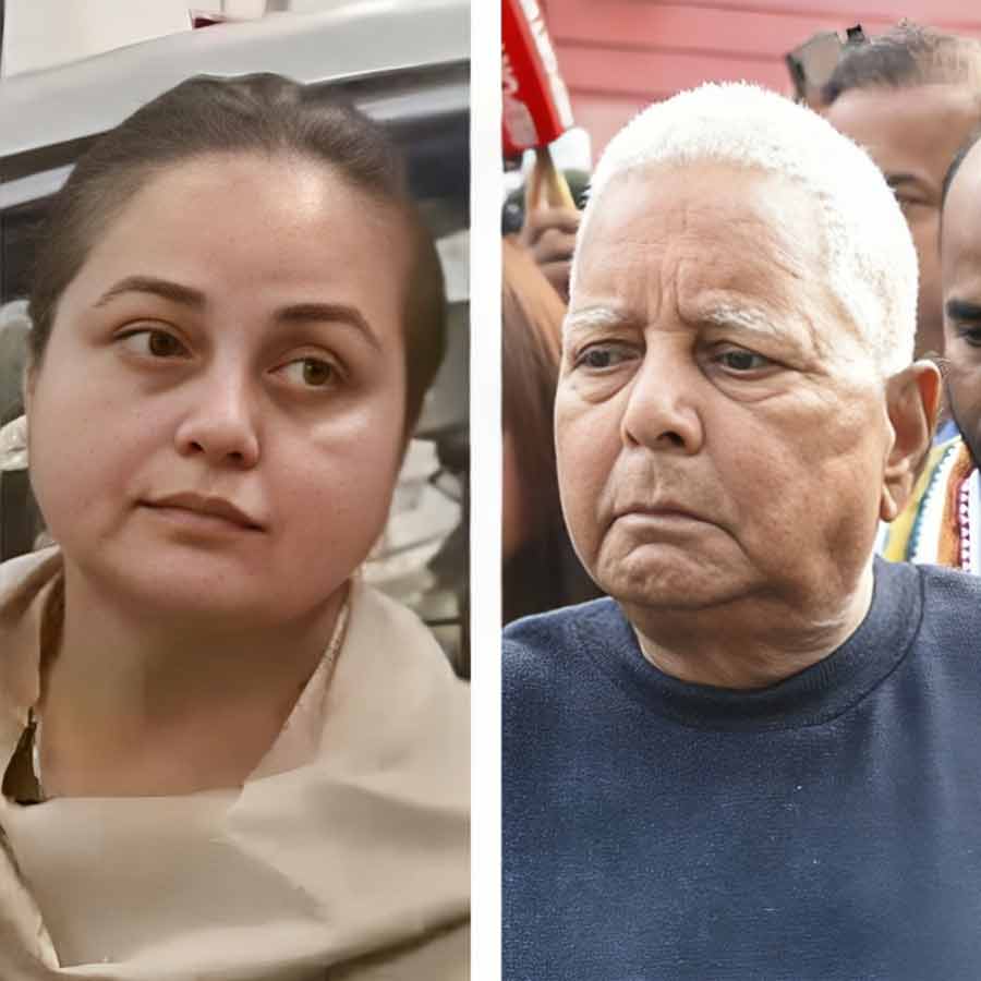 (বাঁ দিকে) রোহিণী আচার্য। লালুপ্রসাদ যাদব (ডান দিকে)।