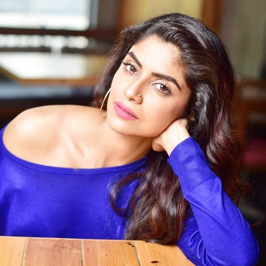 অকারণ কৌতূহলে বিরক্ত সায়ন্তনী ঘোষ।