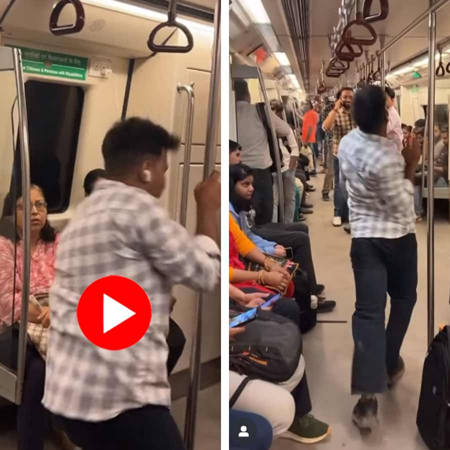 Video shows man dancing weirdly inside Delhi Metro, internet reacts