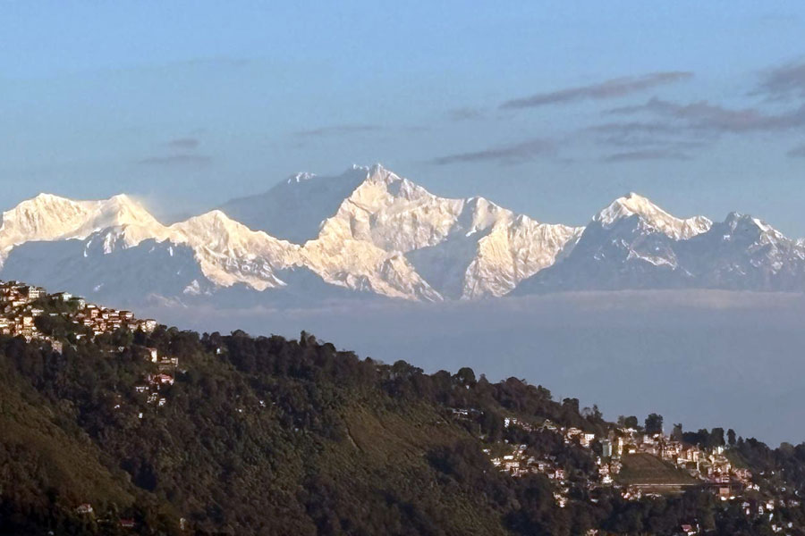 মেঘমুক্ত থেকে রঙ্গারুন থেকে এমন ভাবেই দেখা যায় কাঞ্চনজঙ্ঘা।