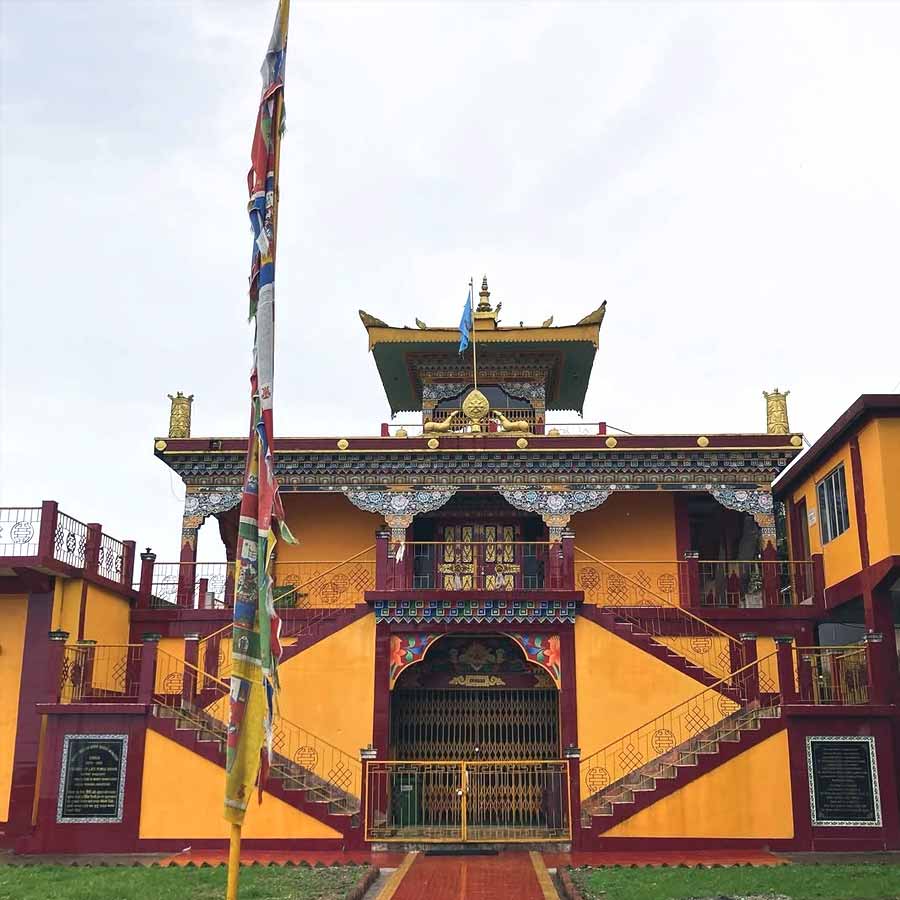 ঘুরে নিতে পারেন সোনাদা এবং আশপাশের জায়গা। রয়েছে একাধিক মনাস্ট্রি।