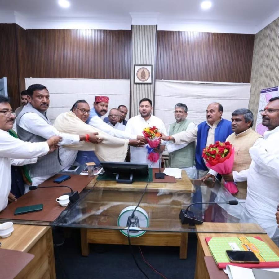 আরজেডি বিধায়ক দলের নেতা নির্বাচিত হওয়ার পরে তেজস্বী যাদব।