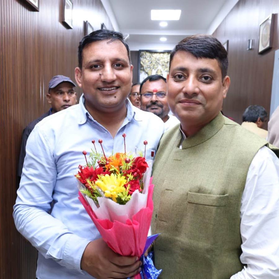 তেজস্বীর সঙ্গী সঞ্জয় যাদবকে নিয়ে গোলমাল তুঙ্গে। তাঁর সঙ্গে সাক্ষাতে আরজেডি-র নবনির্বাচিত বিধায়কেরা।