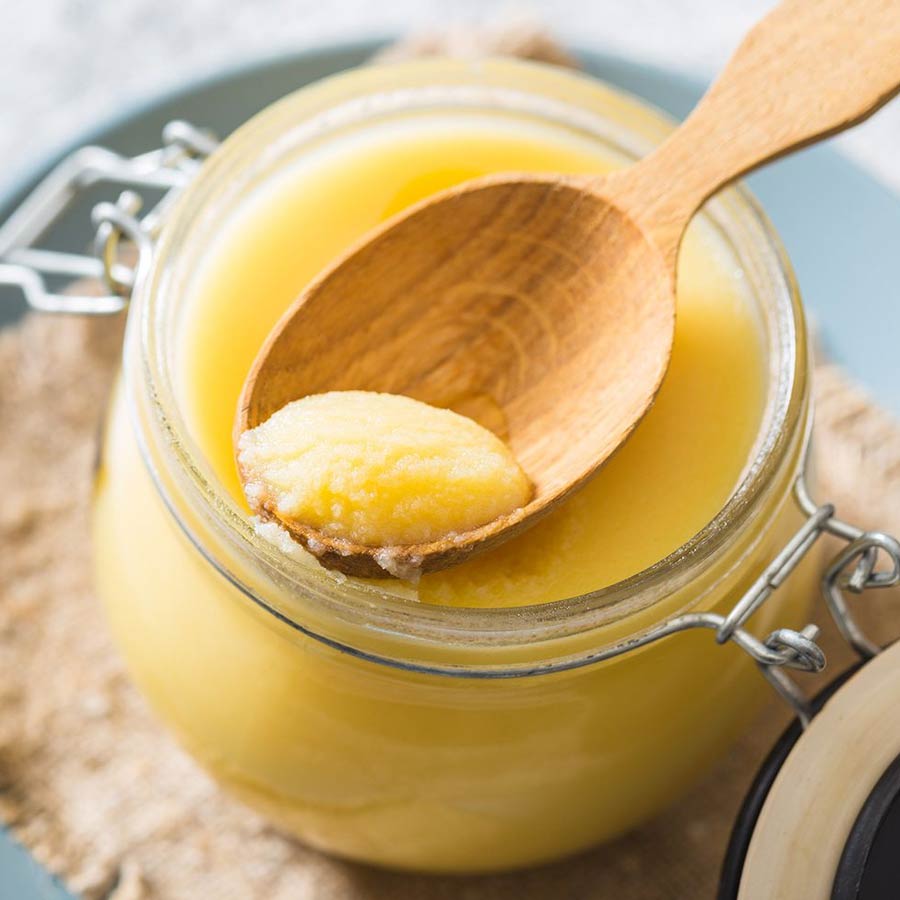 চওড়া মুখের কাচপাত্রে ঘি রাখলে চামচ দিয়ে তোলা সহজ হবে।