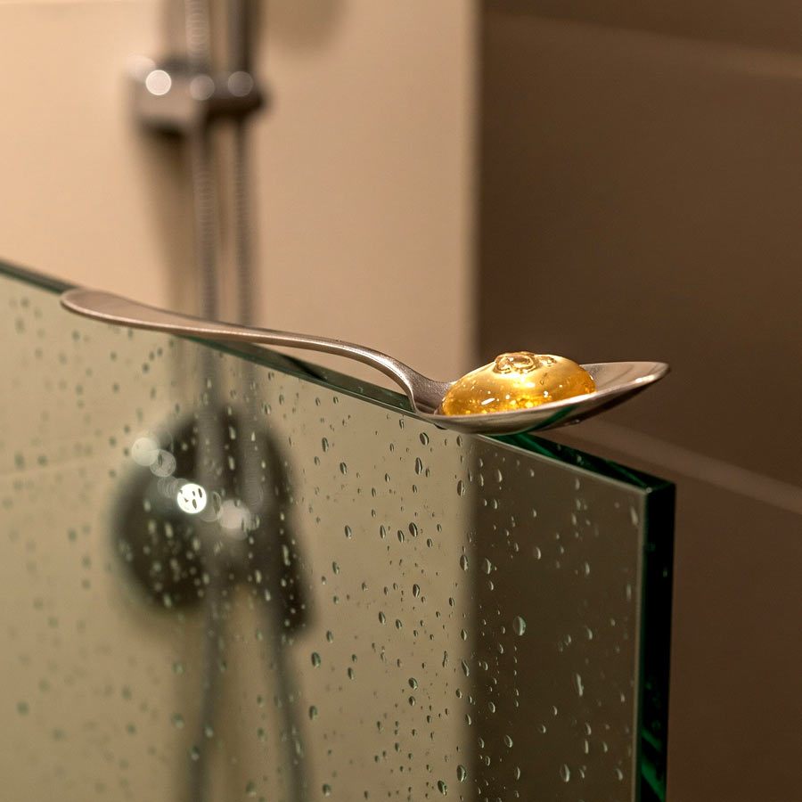 স্নানঘরের কাচ ঝকঝকে রাখার উপায়।