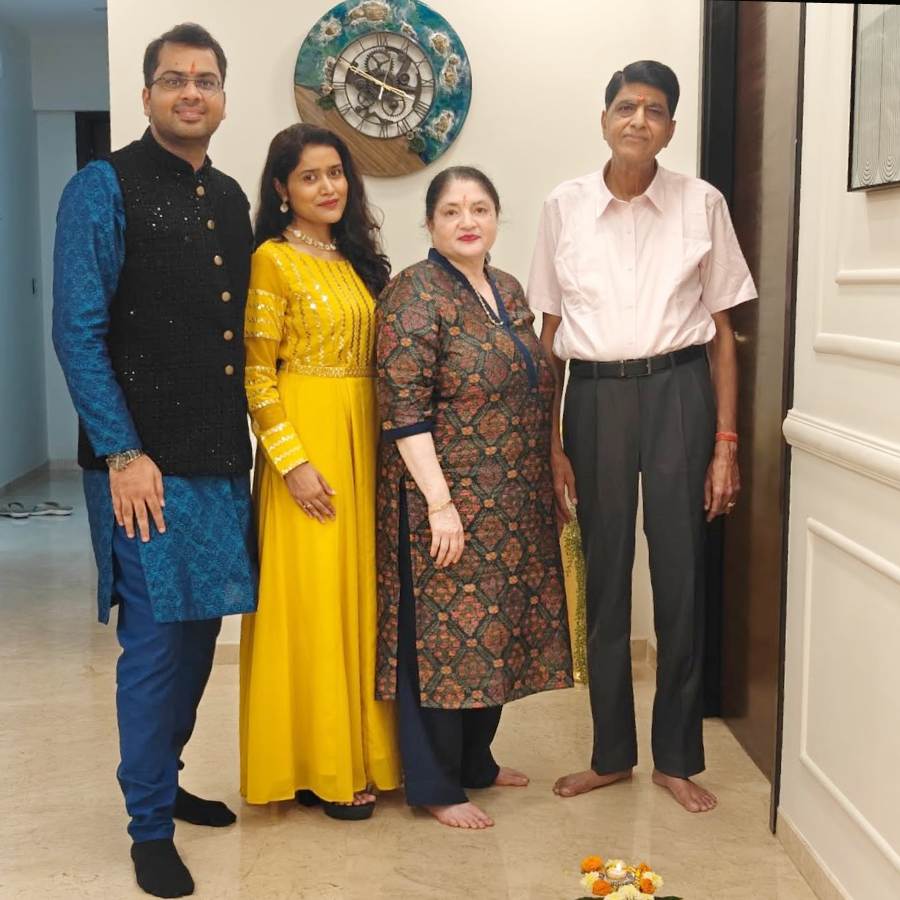 বাবা-মায়ের সঙ্গে আমন গোয়েল এবং তাঁর স্ত্রী হর্ষিতা শ্রীবাস্তব। 