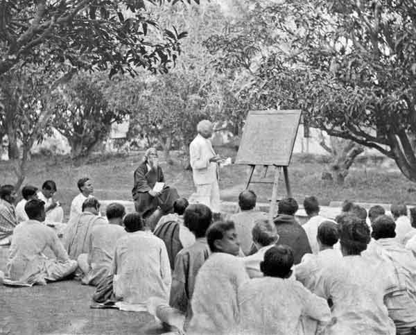 শান্তিনিকেতনে গাছতলার ক্লাস চলছে। উপস্থিত রবীন্দ্রনাথও। 