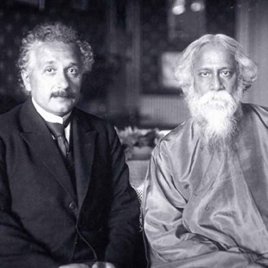 অ্যালবার্ট আইনস্টাইনের সঙ্গে রবীন্দ্রনাথের সাক্ষাৎ। ১৯৩০ সালে জার্মানিতে।