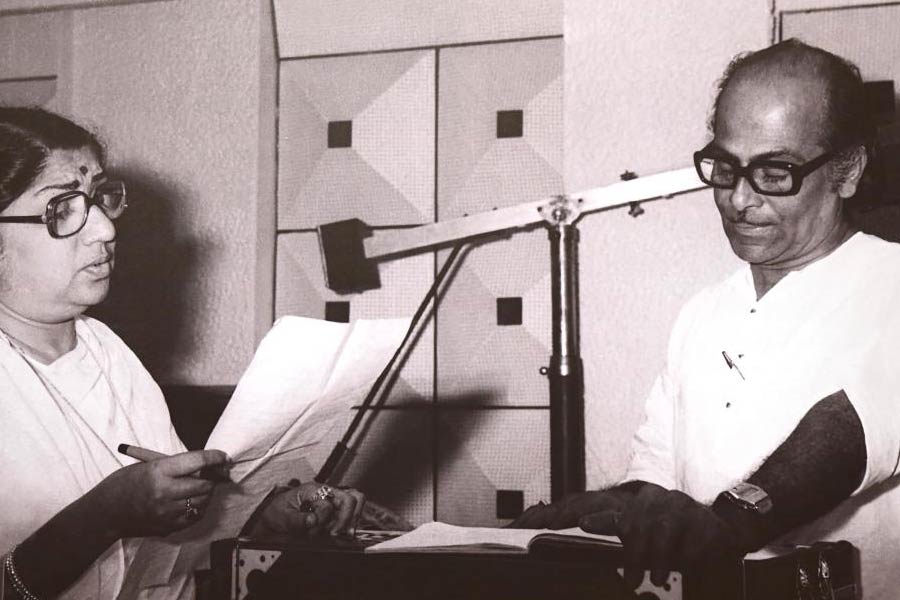 লতা মঙ্গেশকরের সঙ্গে রেকর্ডিংয়ে সলিল। 