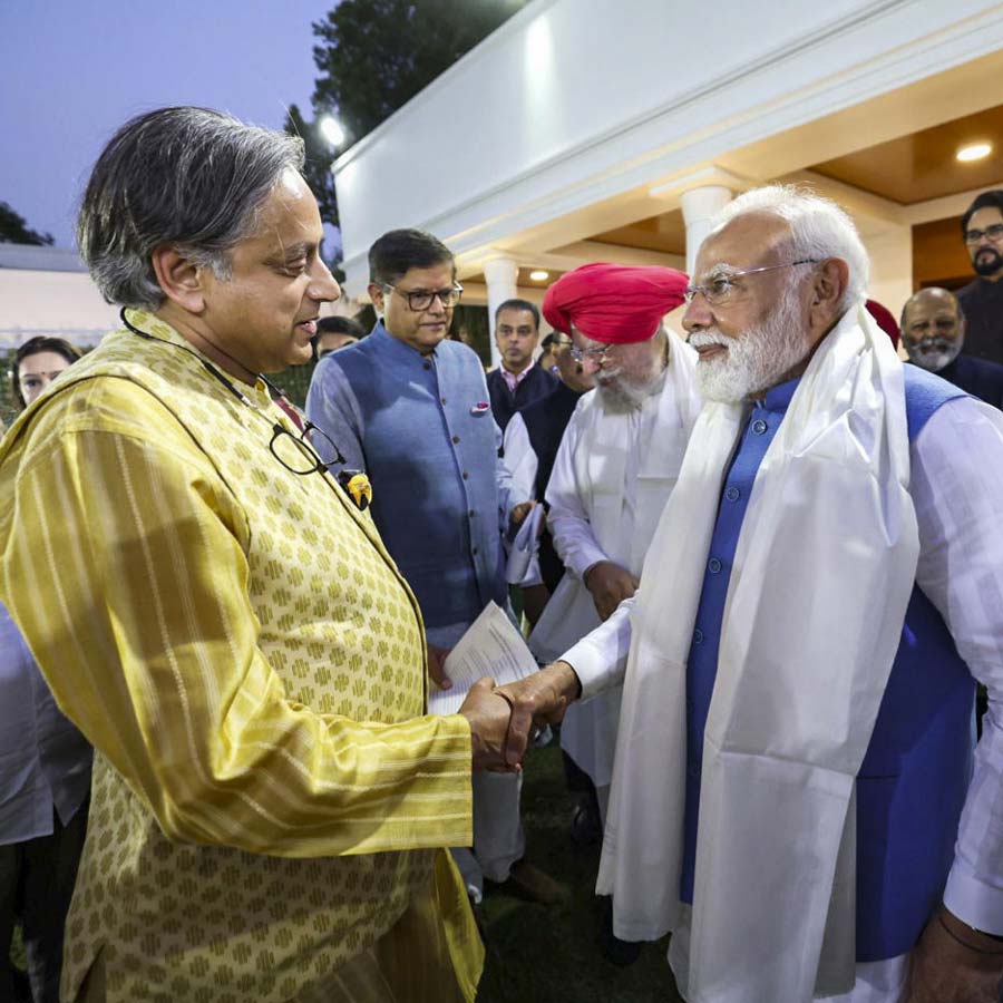 In spite of suffering from cough and cold, Shashi Tharoor attended PM Narendra Modi's meeting