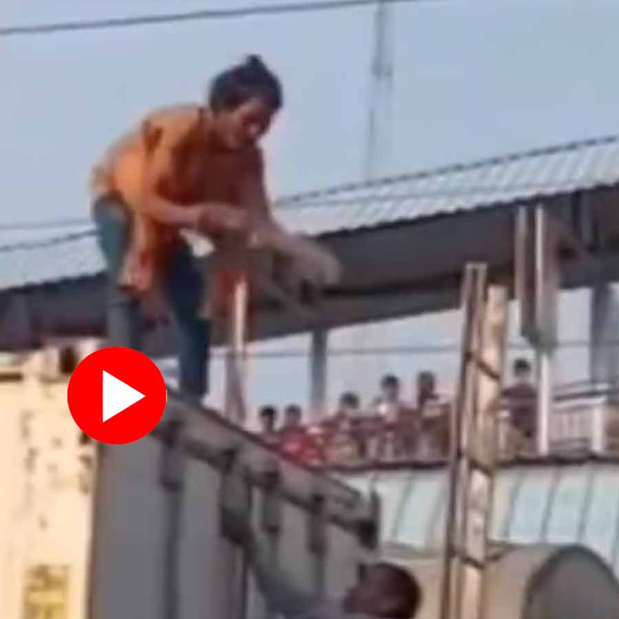 Video shows drunk youth climb on train roof and create ruckus in Dhanbad station