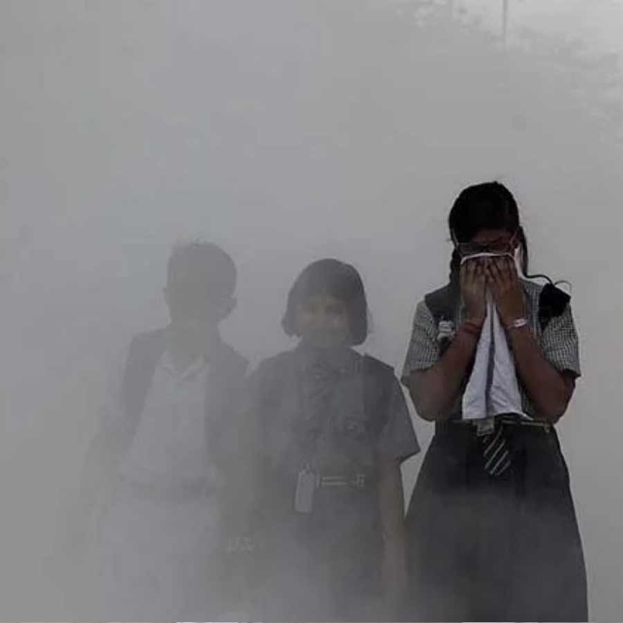 দিল্লির রাস্তায় স্কুলপড়ুয়ারা।