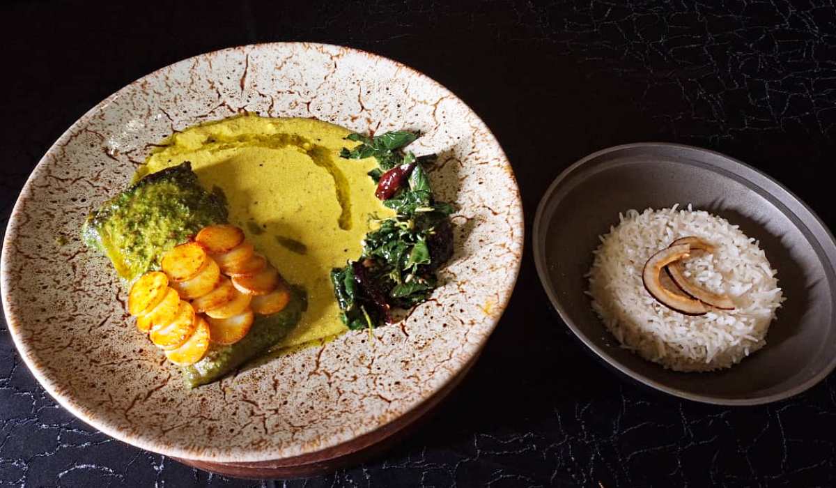 ধনেপাতা বাটা ভেটকির সঙ্গে কলমিশাকের ছেঁচকি, সর্ষেবাটা গ্রেভি আর নারকেল দিয়ে তুলাই পাঞ্জি চালের ভাত। 