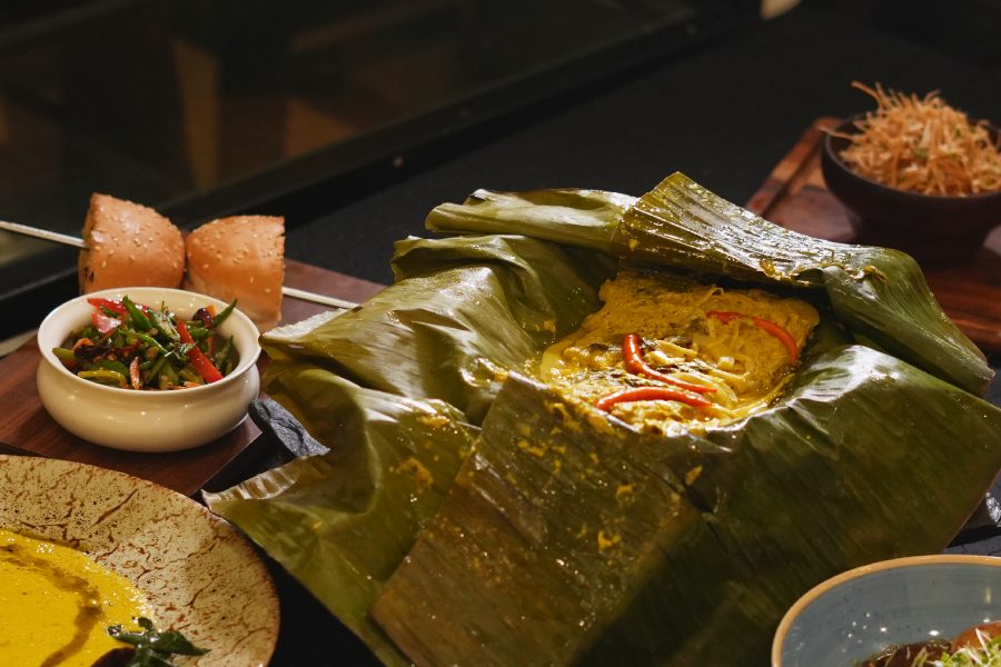 অর্ধেক রুই মাছের পাতুরির সঙ্গে গার্লিক ব্রেড!