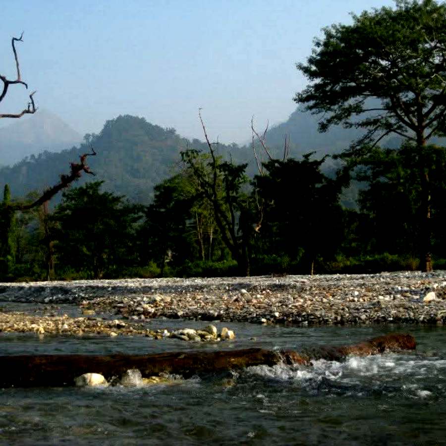 বয়ে চলেছে জয়ন্তী নদী।