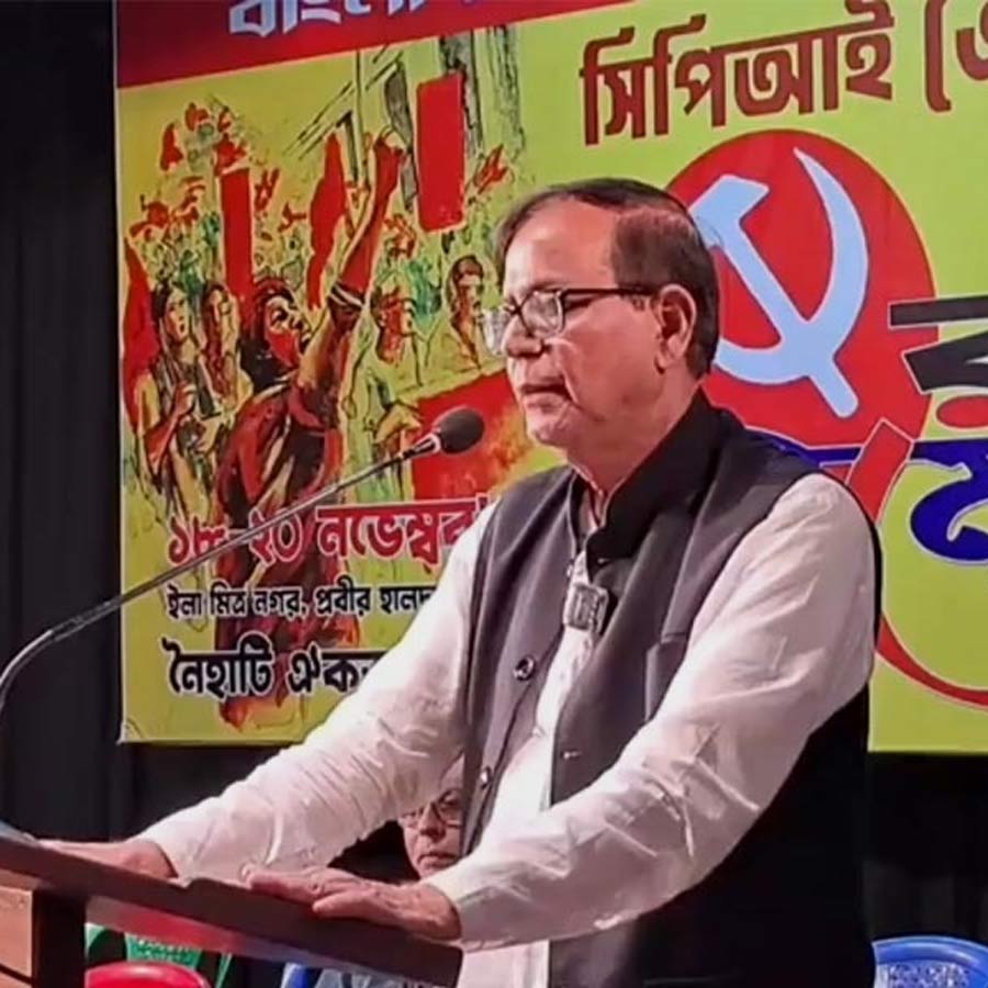 সিপিআই (এম-এল ) লিবারেশনের রাজ্য সম্মেল উপলক্ষে আলোচনা-সভায় সিপিএমের রাজ্য সম্পাদক মহম্মদ সেলিম। নৈহাটিতে।