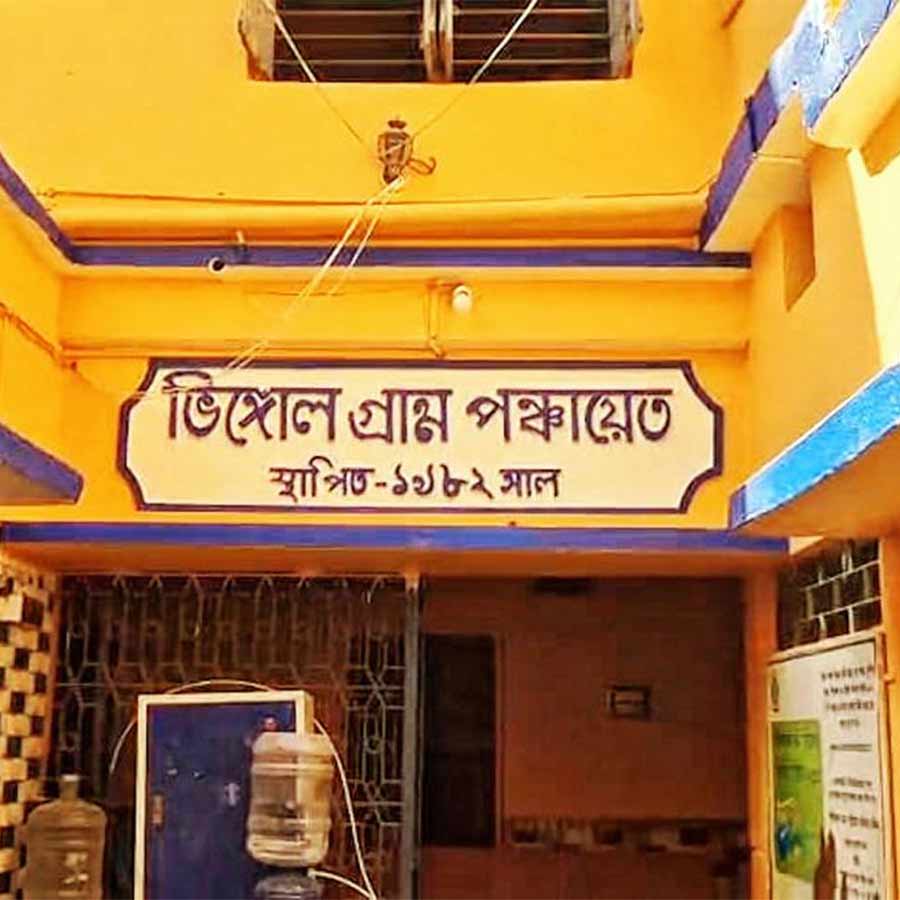 পঞ্চায়েত দফতরের রং নিয়ে বিতর্ক।