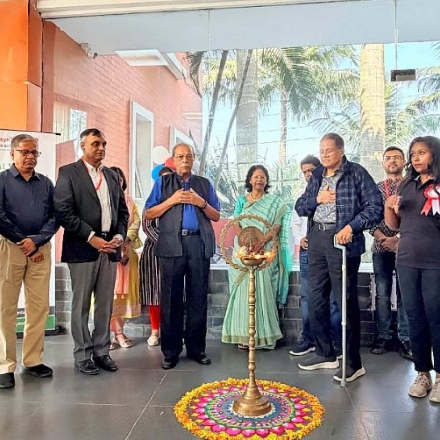 প্রদীপ প্রজ্জ্বলনের মাধ্যমে ‘কল্যাণী আনন্দ উৎসব ২০২৫’-এর শুভ সূচনা করা হয়। অনুষ্ঠানে উপস্থিত ছিলেন বিশিষ্ট ব্যক্তিরা। ডান দিক থেকে বাঁ দিকে: গ্লোবসিন গ্রুপের প্রতিষ্ঠাতা ও সভাপতি বিক্রম দাশগুপ্ত; ‘কল্যাণী – বিক্রম দাশগুপ্ত ফাউন্ডেশন’-এর ম্যানেজিং ট্রাস্টি রঞ্জনা দাশগুপ্ত; গ্লোবসিন গ্রুপের সহ-সভাপতি অধ্যাপক আর. সি. ভট্টাচার্য; জিবিএস-এর প্রধান অভিষেক কুমার এবং বি-স্কুলের অন্যান্য সদস্য ও শিক্ষার্থীরা।