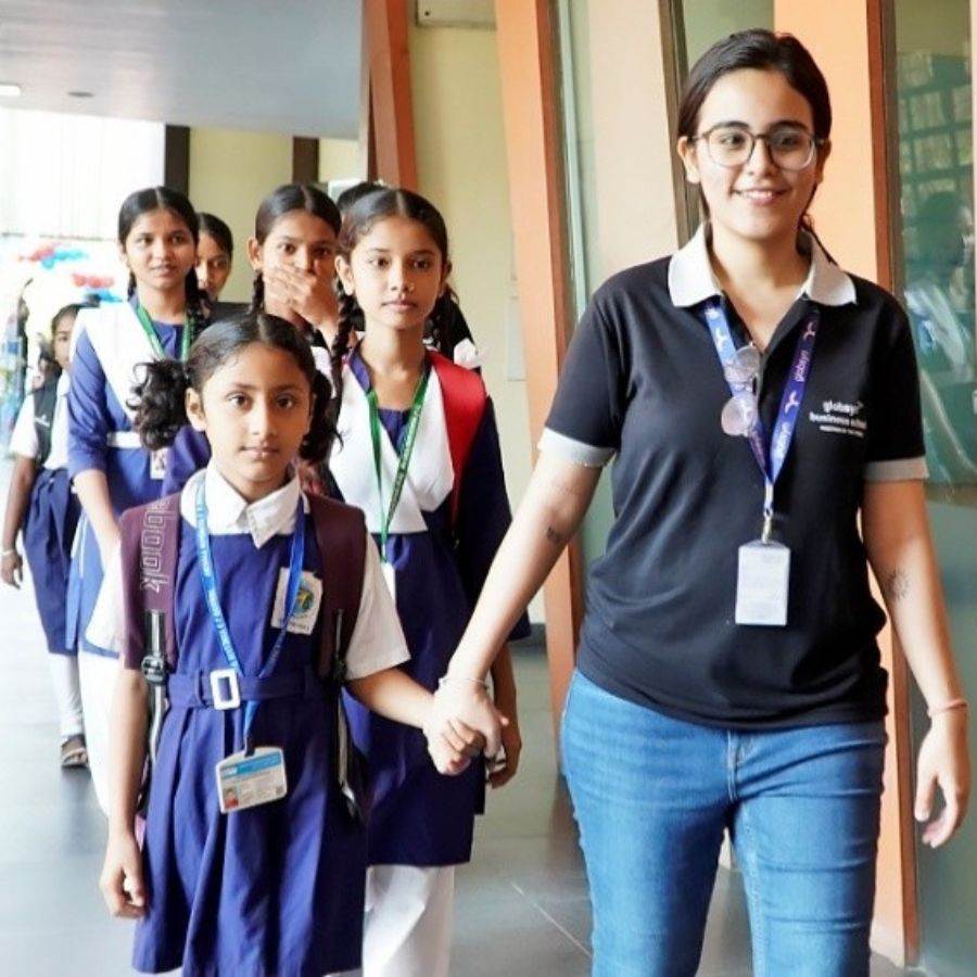 জিবিএস-এর শিক্ষার্থীদের হাত ধরে শিশুরা ক্যাম্পাসে প্রবেশ করে।