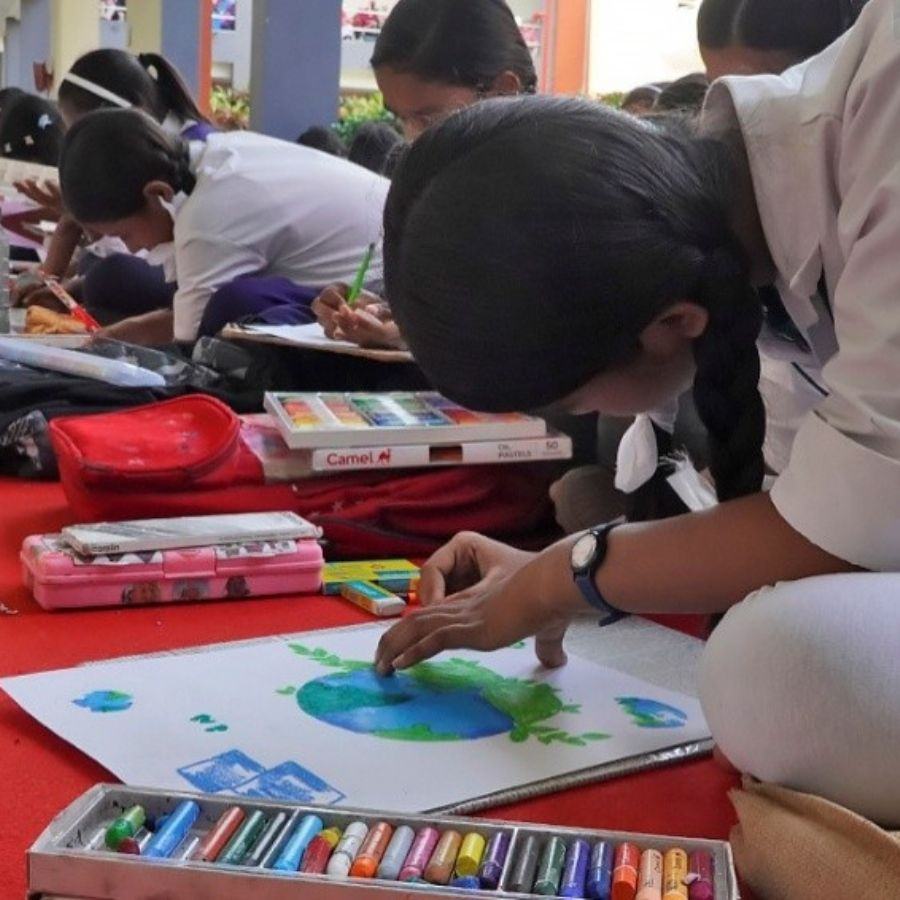 শিশুদের কল্পনাশক্তিকে রংপেন্সিলে রাঙিয়ে তোলার জন্য বসে আঁকো প্রতিযোগিতার আয়োজন করা হয়।