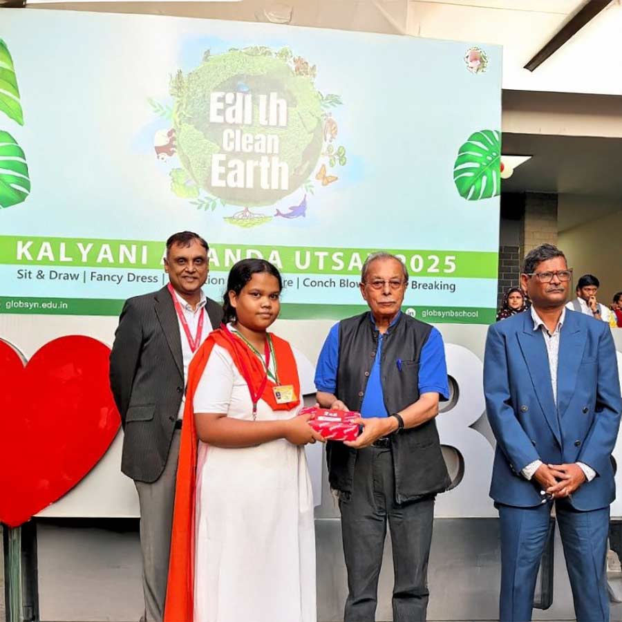 এই কার্নিভালটির সমাপ্তি ঘটে দুর্দান্ত একটি পুরস্কার বিতরণী অনুষ্ঠানের মাধ্যমে, যেখানে সেরা প্রতিযোগীদের পুরস্কৃত করা হয়। গ্লোবসিন গ্রুপের সহ-সভাপতি অধ্যাপক আর. সি. ভট্টাচার্য একজন প্রতিযোগীকে উপহার প্রদান করেন, তাঁর সঙ্গে ছিলেন জিবিএস-এর প্রিন্সিপাল, অধ্যাপক (ড.) অভিষেক কুমার (বাম পাশে) এবং খ্যাতনামা ফুটবলার রঞ্জন দে (ডান পাশে)। এই কার্নিভালের মধ্য দিয়ে শুধু জয়কেই নয়, বরং সাম্প্রদায়িকতার মনোভাবকেও উদ্‌যাপন করা হয়। এই প্রতিবেদনটি ‘গ্লোবসিন বিজ়নেস স্কুল’-এর সঙ্গে আনন্দবাজার ব্র্যান্ড স্টুডিয়ো দ্বারা যৌথ উদ্যোগে প্রকাশিত।