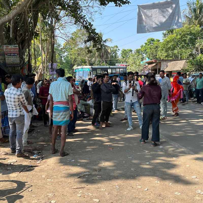 Tension at Hakimpur check post, locals accused of beating media workers