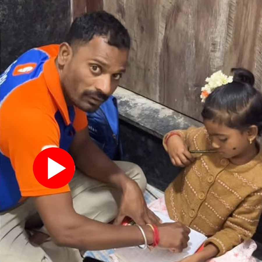 Video shows food delivery boy teaching daughter in between deliveries